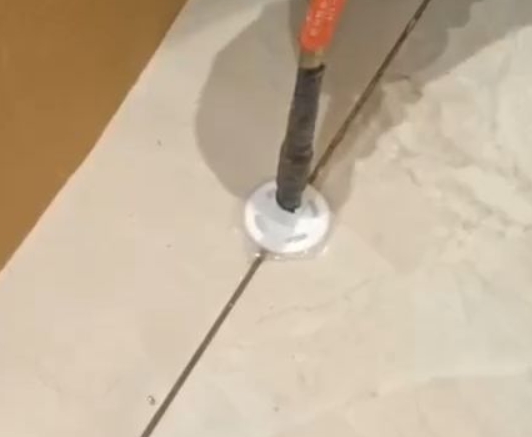 平舆瓷砖空鼓维修公司专业解答瓷砖在铺贴过程中，如果没有涂抹均匀到位的粘结材料（如水泥砂浆或瓷砖胶），可能会导致以下问题