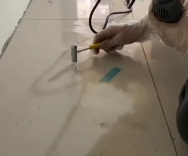 平舆瓷砖开裂维修公司专业分享瓷砖在铺贴前如果没有沥干水分，将会导致以下问题
